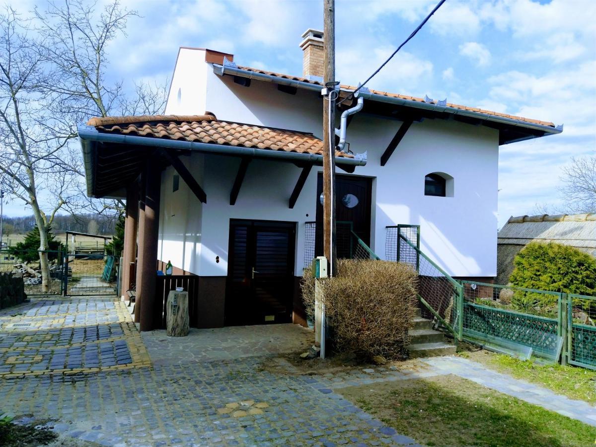 Hotel Dabasi Lovas Vendeghaz Zewnętrze zdjęcie
